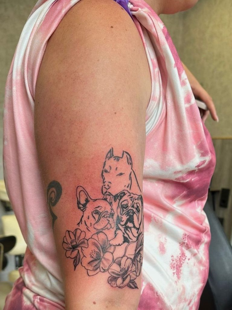 Tattoo - Oberarm - Hund - Haustier als Vorlage - Bully, Flowers, Bully tattoo, Bulldog, Fine Line