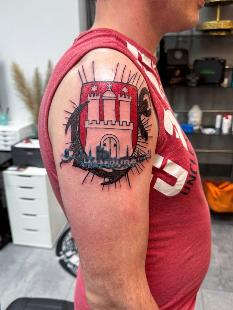 Oberarm tattoo - Hamburg - Wappen tattoo