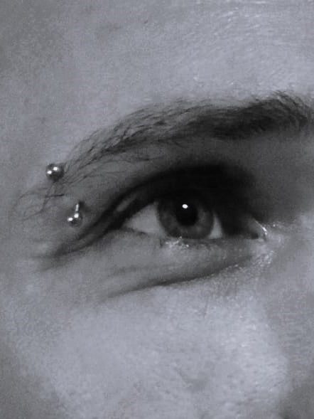 Augenbrauenpiercing