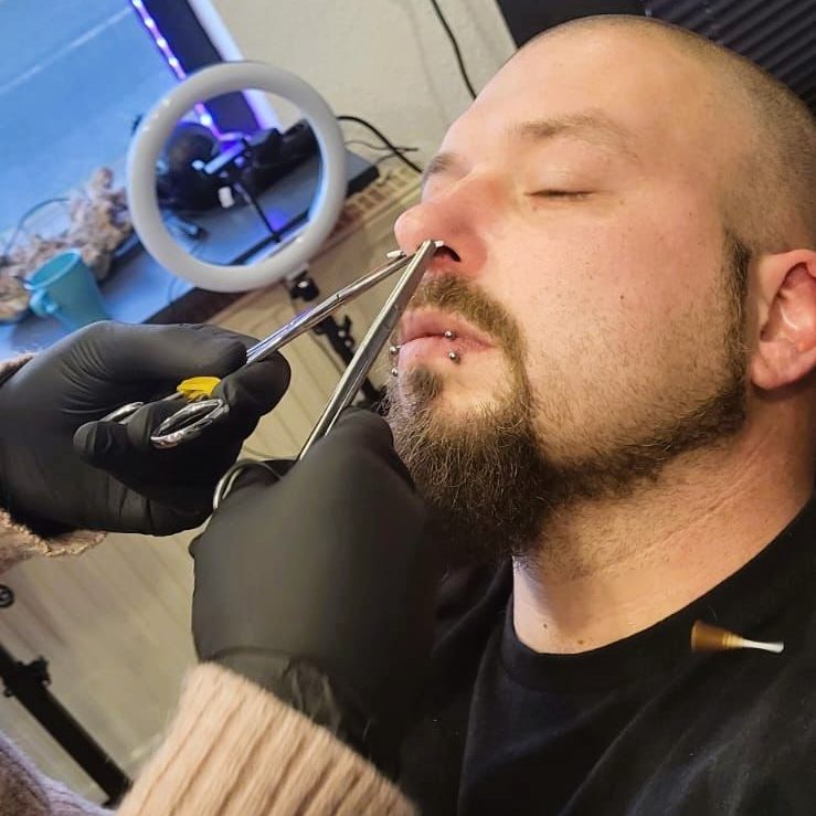 Piercer sticht Piercing in Nordenham bei Bremerhaven