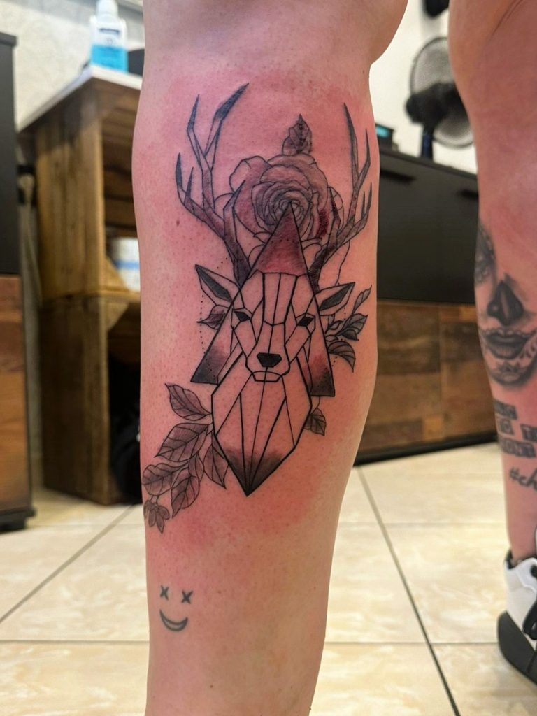 Geometrisch - Hirsch Tattoo - Geweih - Jägermeister - Bein tattoo - Waden Tattoo 