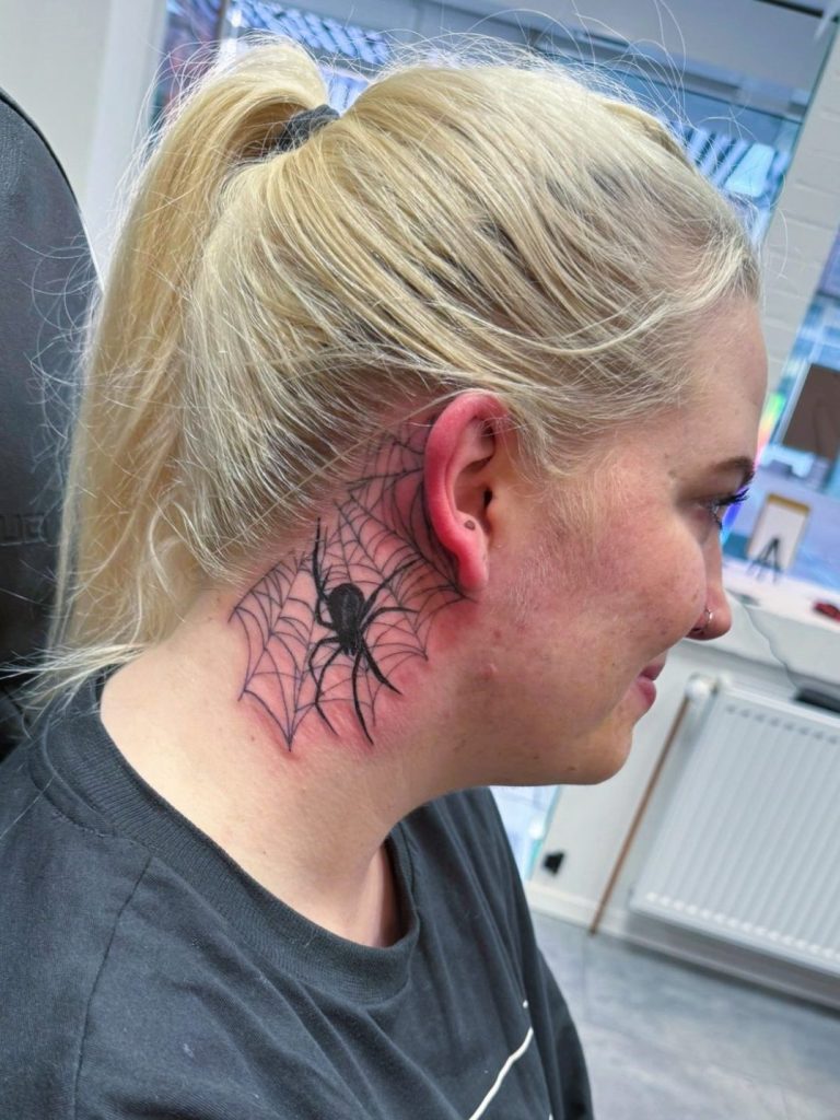 Hals tattoo - Spider tattoo - Spinnen tattoo - Spinnennetz