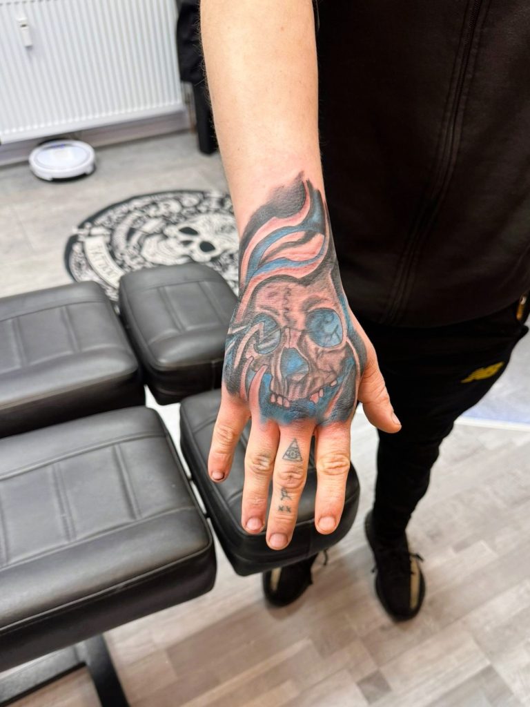Handtattoo - Tattoo Handrücken - Skull - Totenkopf