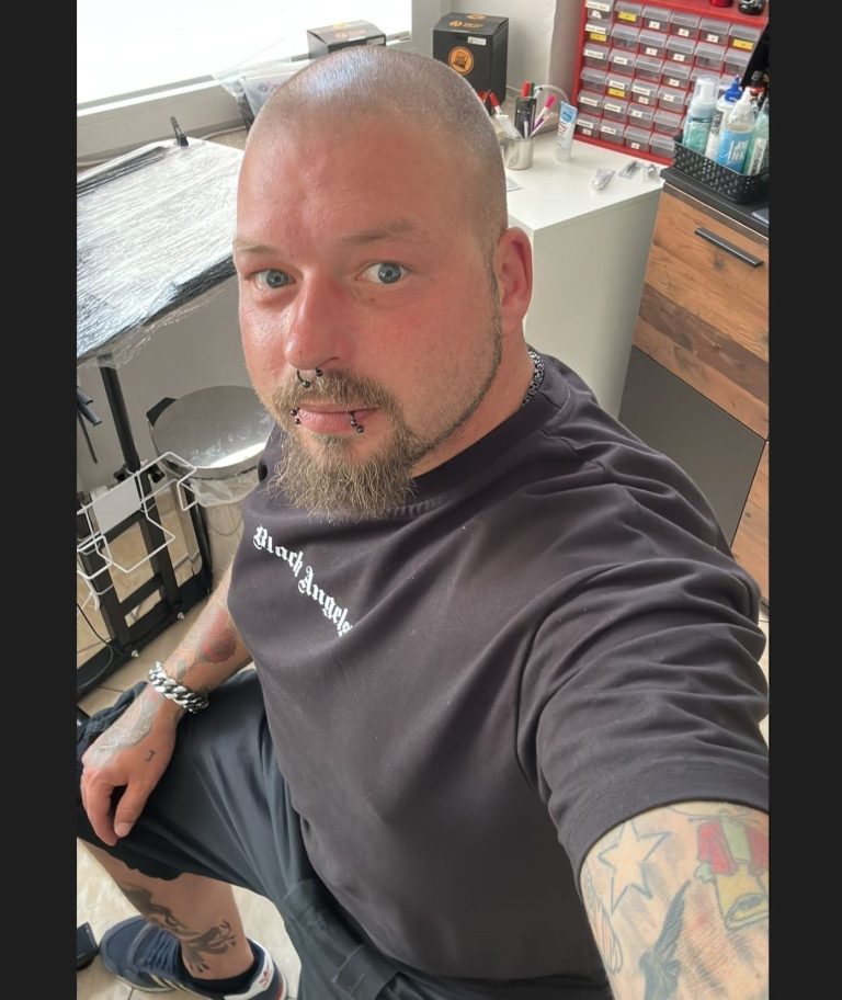 Micha, Inhaber von Revolution Tattoo und Piercing in Nordenham