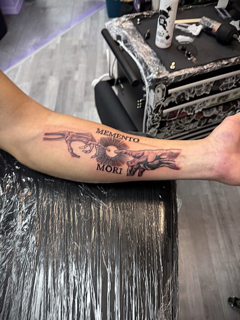 Unterarmtattoo Memento Mori