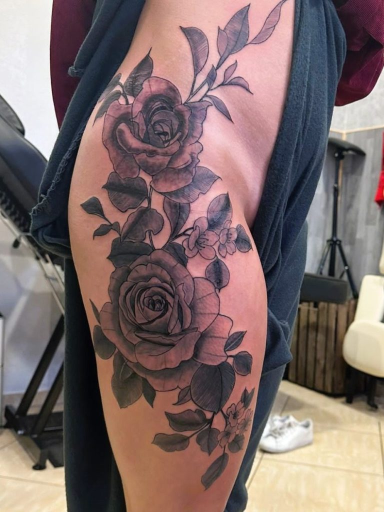 Tattoo - Blumenmotiv groß, Oberschenkel, Hüfte, Bein, farbig