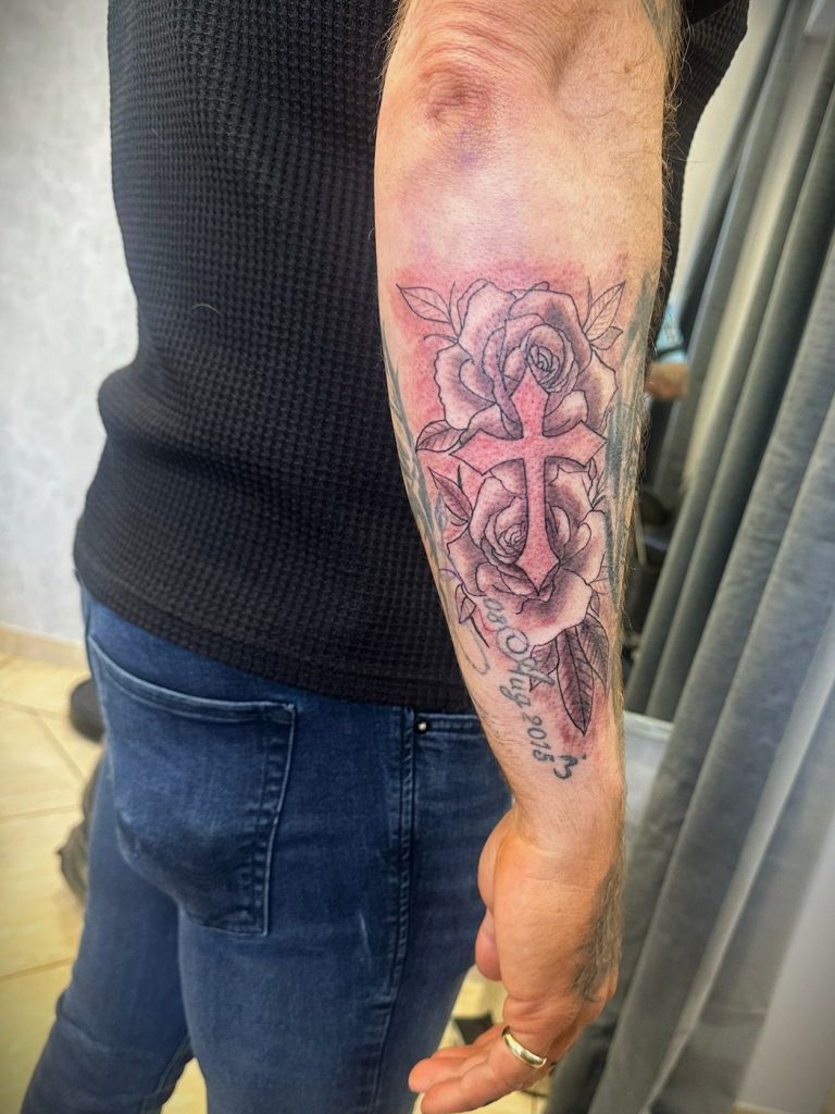 Tattoo Idee, Kreuz, Unterarm