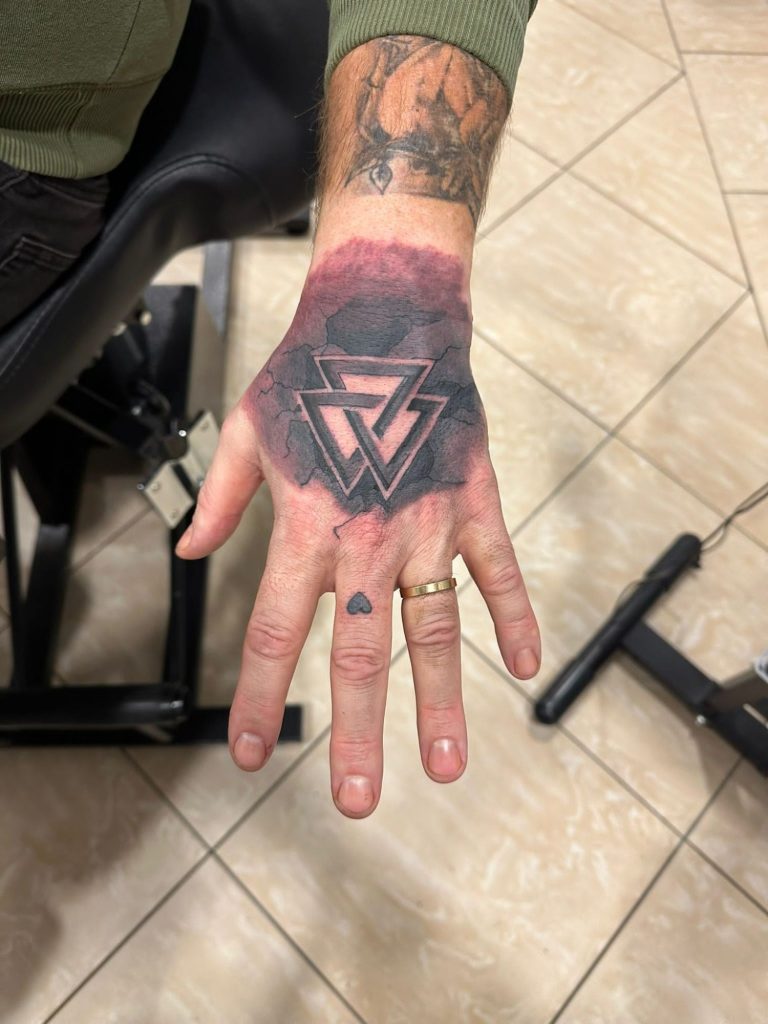 Tattoo Idee Nordenham - Hand, Symbol, Valknut