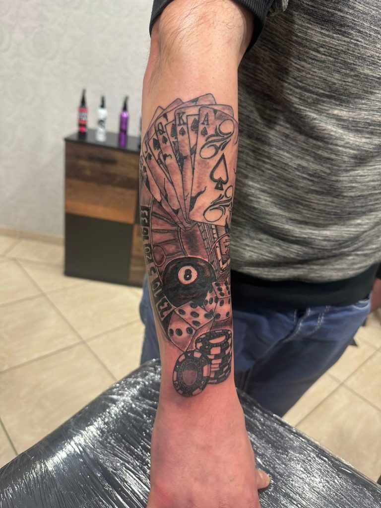 Tattoo - Unterarm Beispiel, Karten, Billard, 8