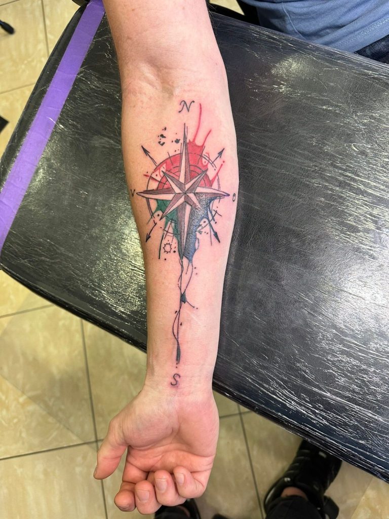Unterarmtattoo bunt, Kompass
