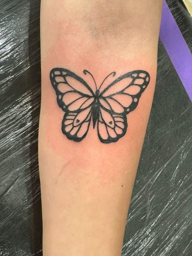 Tattoo - Tier, Schmetterling, klein, Arm, schwarz-weiß
