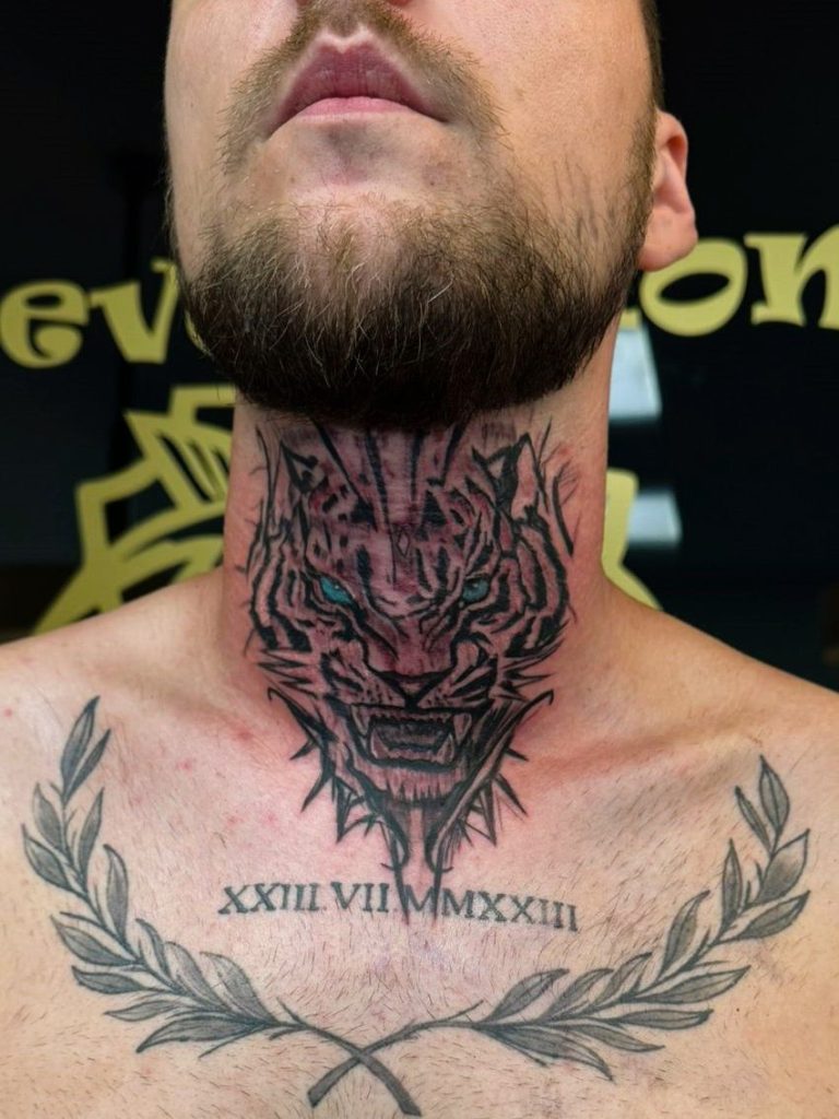 Hals tattoo - Tiger tattoo - Angry Tiger - Blue eyes -Tiger Tribal - Tigerkopf - Lorbeerkranz tattoo
