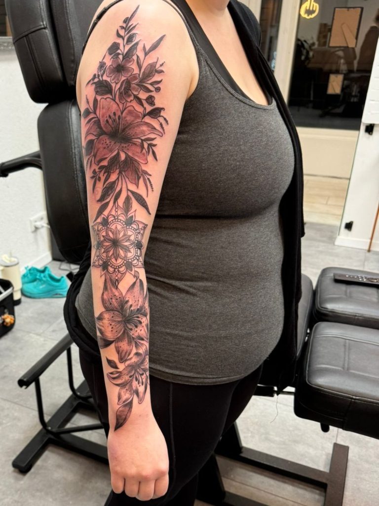 Oberarm tattoo - Blumentattoo - Lilientattoo - Realistic
