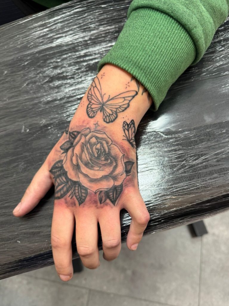 Hand tattoo - Rosen tattoo - Blumen tattoo - Schmetterling